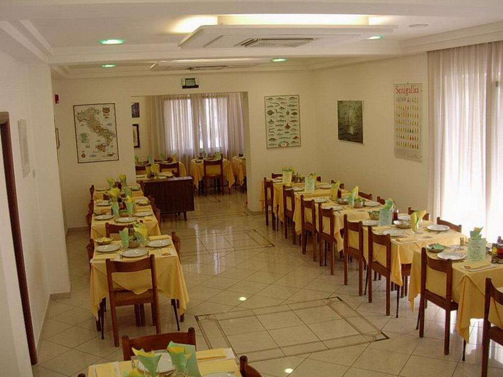 Hotel Vienna Senigallia Exteriör bild