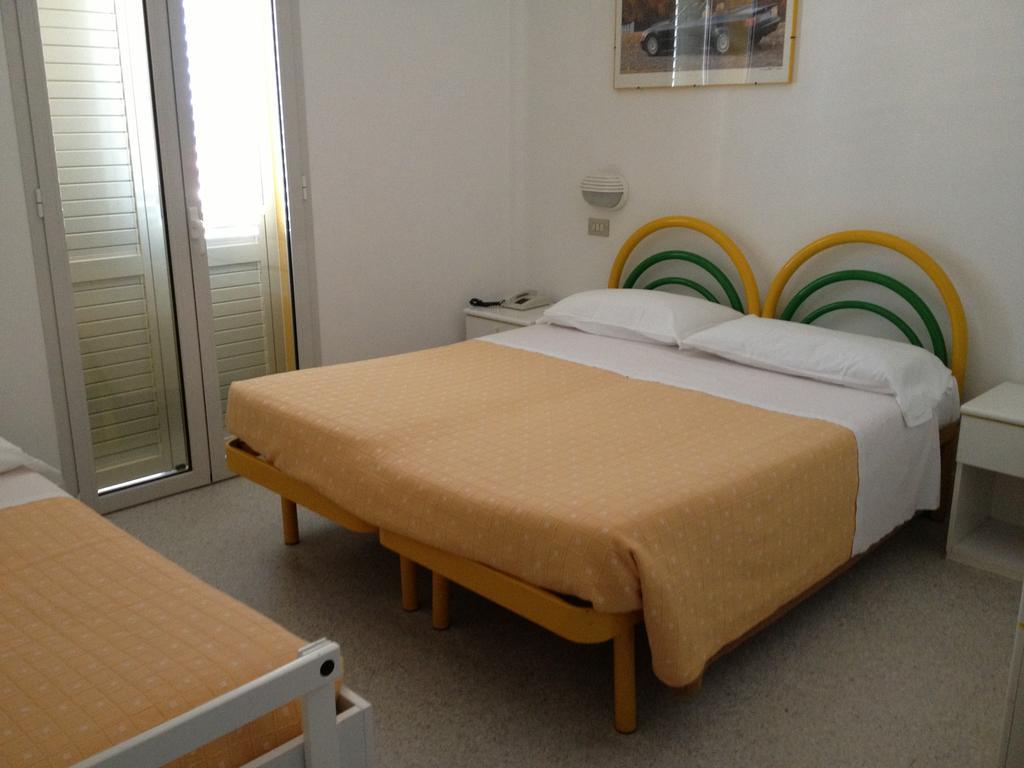 Hotel Vienna Senigallia Rum bild